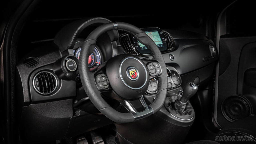 Abarth-F595_interior_steering_wheels